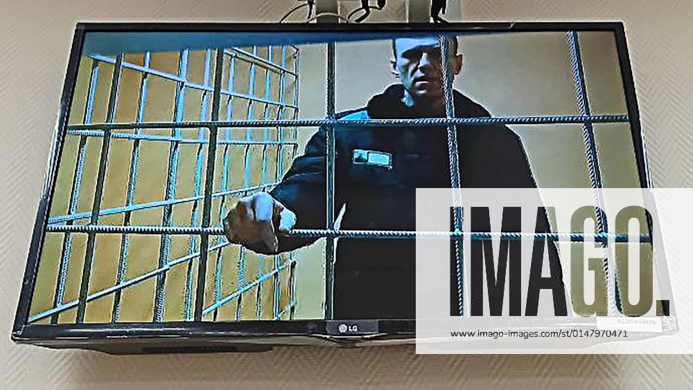 Russland, Alexej Nawalny nimmt per Videoschalte an GerichtsanhÃ¶rung in Petuschki teil VLADIMIR REGION, RUSSIA - JANUARY 17, 2022: Russian opposition activist Alexei Navalny is seen on the screen during a hearing at the Petushki District Court. The court considers Navalny s motion to cancel his record as prone to extremism . Navalny is serving his 3,5-year sentence in the Yves Rocher case. Anna Ustinova TASS TS11F6DB
