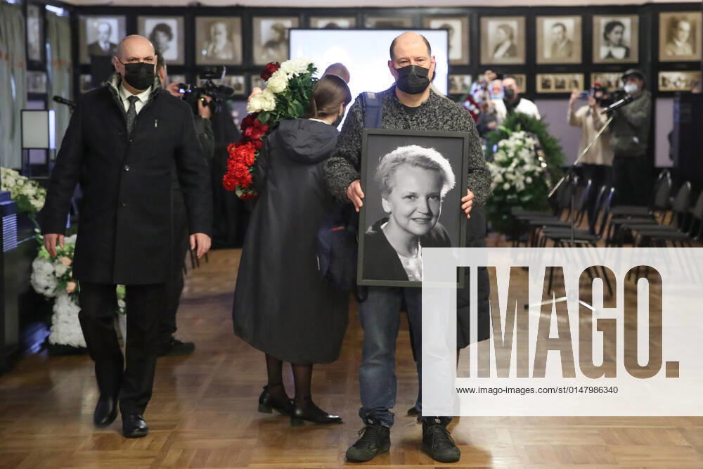 Trauerfeier für Schauspielerin Anastassija Wosnessenskaja in Moskau MOSCOW, RUSSIA - JANUARY 17, 2022: A farewell ceremony for Soviet and Russian actress Anastasia Voznesenskaya at Chekhov Moscow Art Theatre. Voznesenskaya died on January 14, 2022, at the age of 78. Sergei Fadeichev TASS TS11F6FF