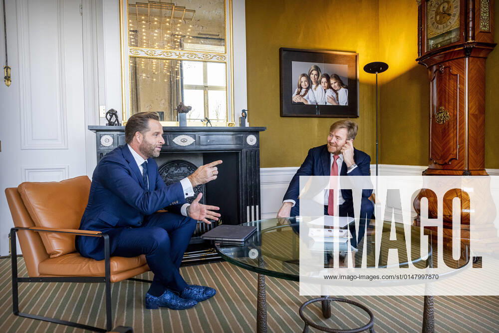 The Hague King Willem-Alexander during a meeting with Hugo de Jonge, minister voor volkshuisvesting en ruimtelijke ordening, at palace Huis ten Bosch in The Hague. Â