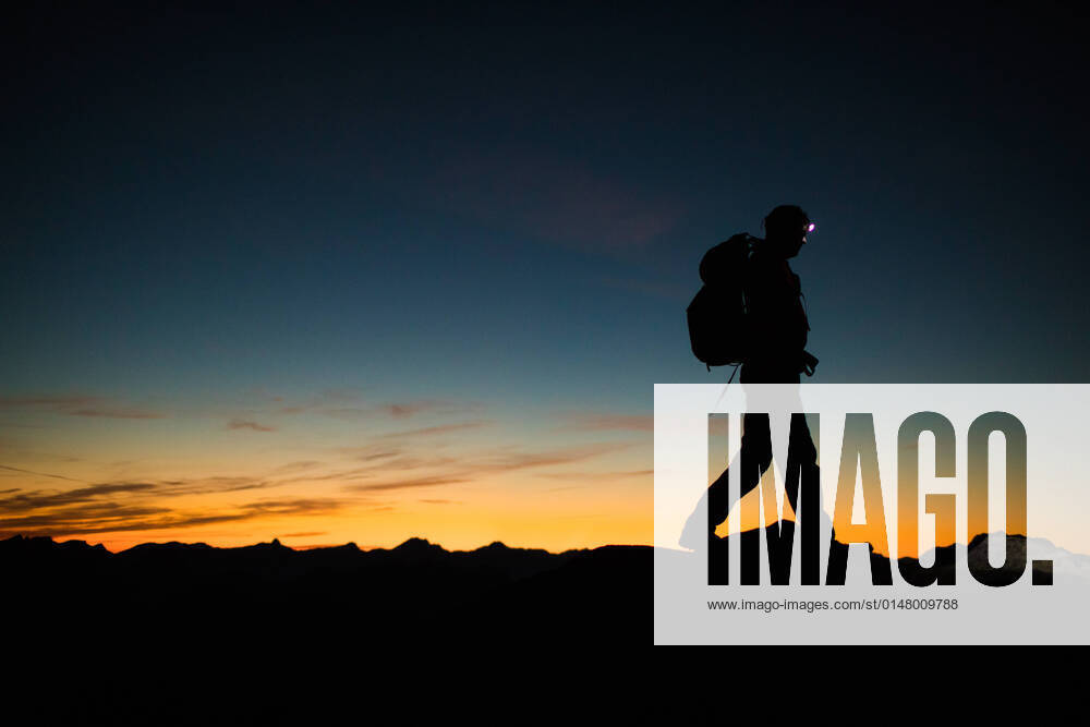 IMAGO Creative: 2022 Aussichten Backpacker hiking ridge at night via headlamp. Vancouver, British Columbia, Canada CR_JDIP220114D-840250-01 ,model released, Symbolfoto