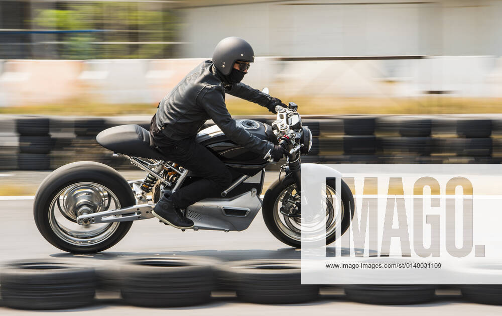 Man rides his electric motorcycle on race track in Bangkok Bangkok, Bangkok, Thailand CR_THHE2201124F-899767-01 ,model released, Symbolfoto ,property released