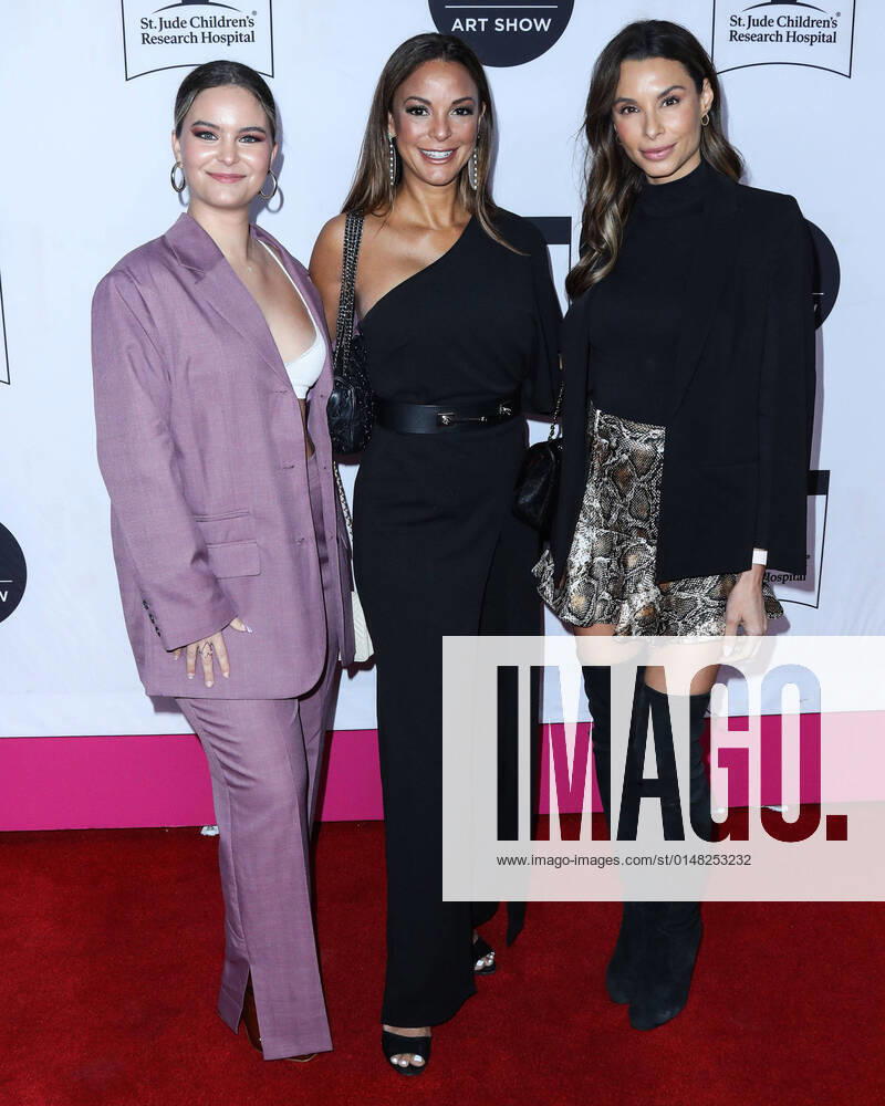 27th Annual LA Art Show Opening Night Gala Kaya McKenna Callahan, mother actress Eva LaRue and aunt Lara LaRue Rutherford arrive at the 27th Annual LA Art Show Opening Night Gala Benefiting St. Jude Children s Research Hospital hosted by Kaia Gerber held at the Los Angeles Convention Center on January 19, 2022 in Los Angeles, California, United States. Los Angeles California United States