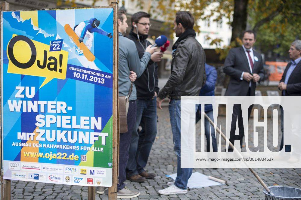 Plakataktion Buergerbegehren pro Olympia 2022, Rindermarkt, München. 22.12.2013 Thomas Muderlak, der Geschäftsführer der BMW Welt, Vorstandssprecher der Tourismus Initiative München, Mitbegründer des Team München 2022 und Sven Hannawald, Skispringer und Rennfahrer kleben Plakate Â