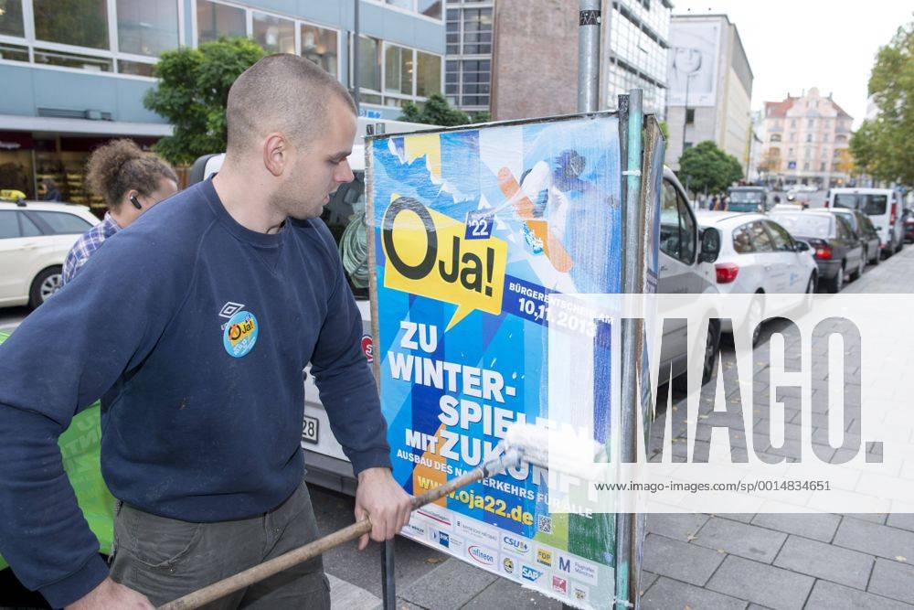 Plakataktion Buergerbegehren pro Olympia 2022, Rindermarkt, München. 22.12.2013 Thomas Muderlak, der Geschäftsführer der BMW Welt, Vorstandssprecher der Tourismus Initiative München, Mitbegründer des Team München 2022 und Sven Hannawald, Skispringer und Rennfahrer kleben Plakate Â