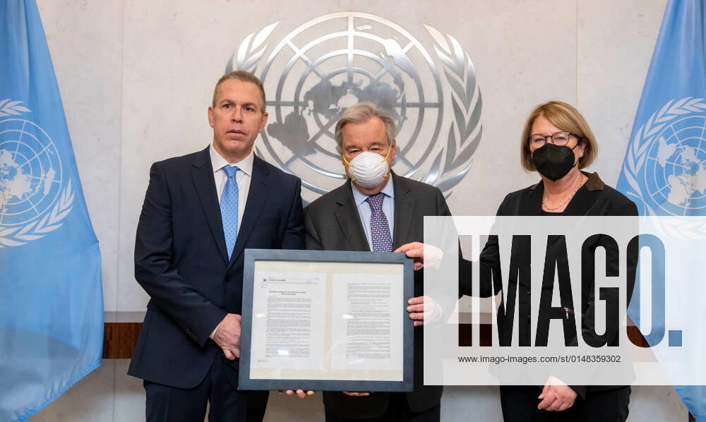 (220121) -- UNITED NATIONS, Jan. 21, 2022 -- UN Secretary-General Antonio Guterres (C) poses with Gilad Erdan (L), permanent representative of Israel to the UN, and Antje Leendertse, permanent representative of Germany to the UN, on the occasion of the adoption of a resolution on Holocaust denial by the UN General Assembly at the UN headquarters in New York on Jan. 20, 2022. The UN General Assembly on Thursday adopted a resolution to reject and condemn any denial of the Holocaust as a historical event. ( Handout via Xinhua) UN-GENERAL ASSEMBLY-HOLOCAUST DENIAL REJECTION MarkxGarten UNxPhoto