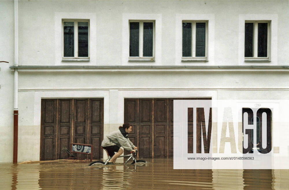 Flood trip cyclist through the Weißeritz and Elbe 2002 flooded Schützengasse in front of the bicycle courier ImNu Dresden Mitte Schützengasse Saxony Germany