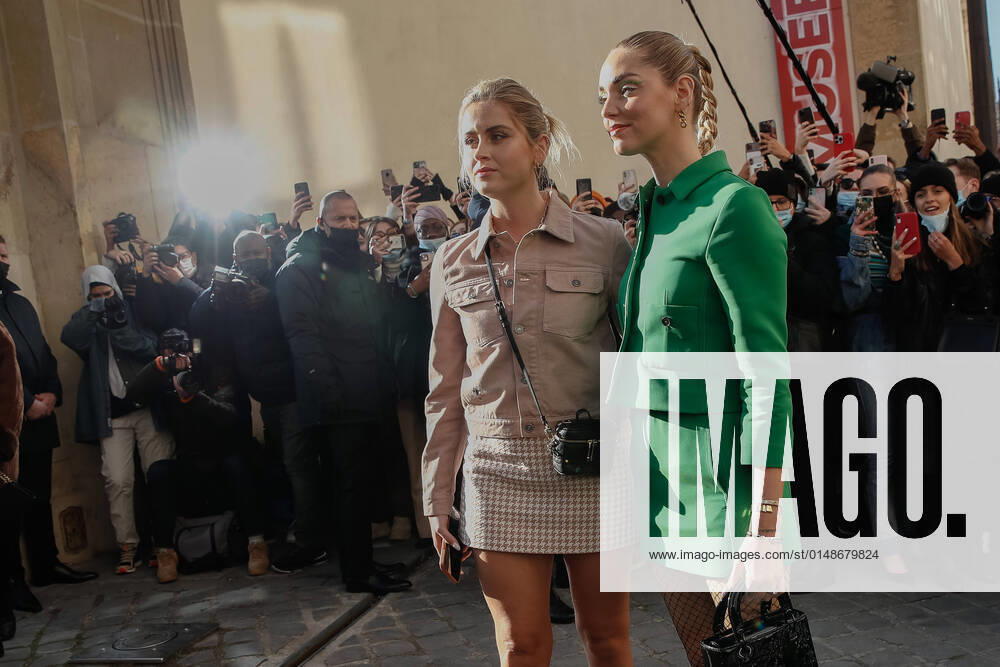 Valentina Ferragni et Chiara Ferragni NEWS : Defile Dior Haute Couture Spring Summer 2022 - 24 01 2022 AurelienMorissard Panoramic
