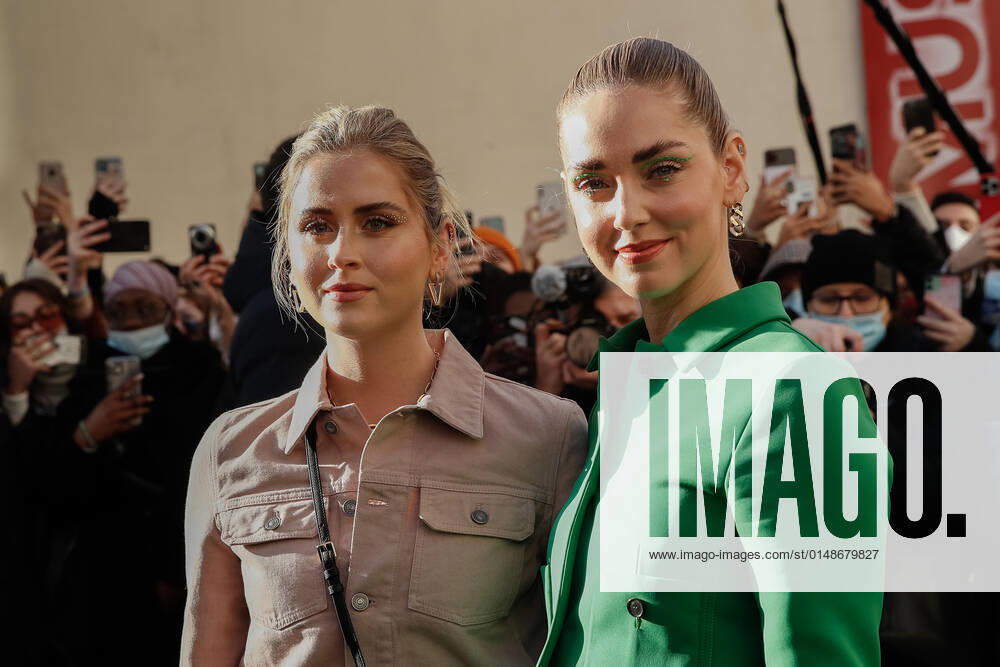 Valentina Ferragni et Chiara Ferragni NEWS : Defile Dior Haute Couture Spring Summer 2022 - 24 01 2022 AurelienMorissard Panoramic