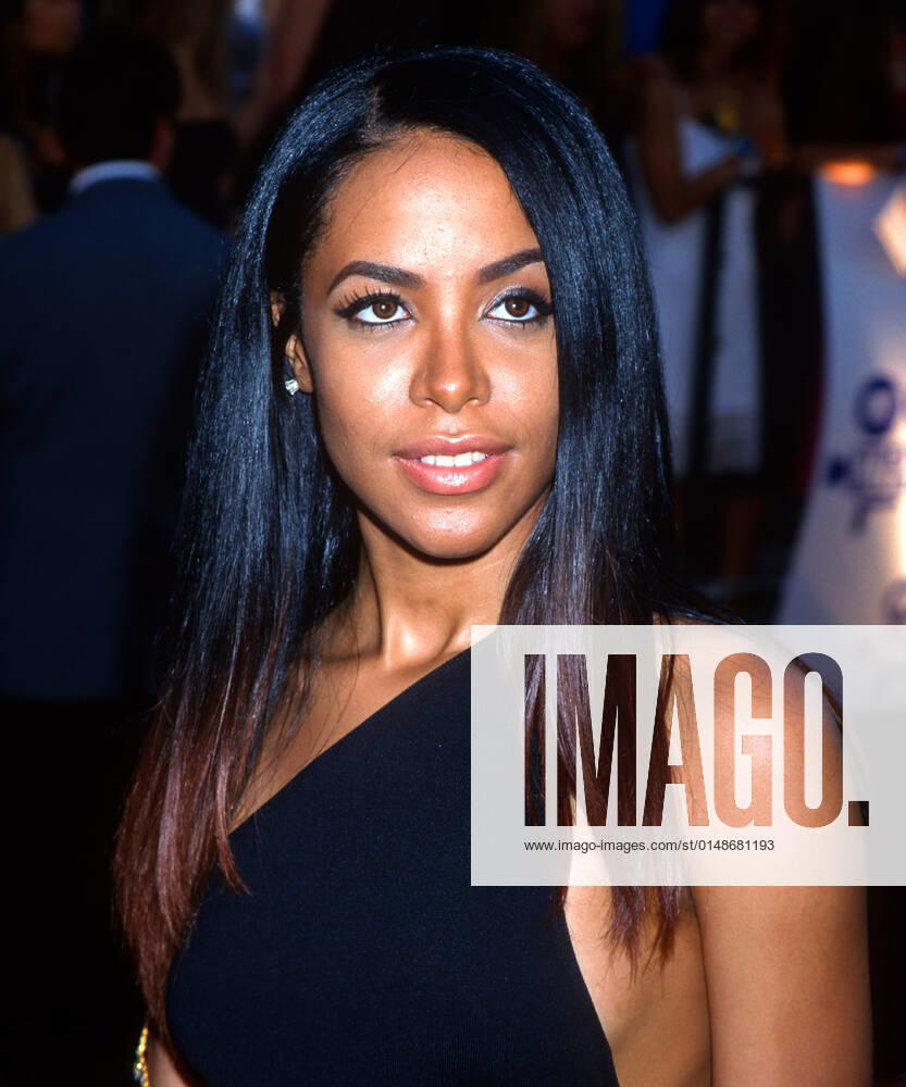 JUNE 03: Photo of Aaliyah attending the MTV Movie Awards June 3 2000