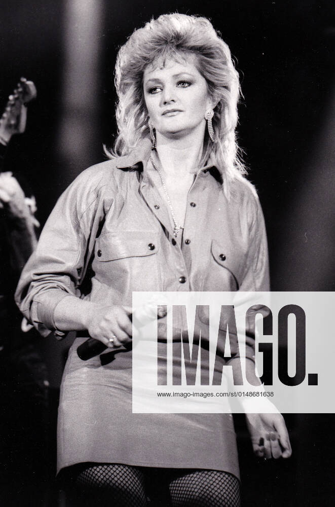 Bonnie Tyler performs circa 1983
