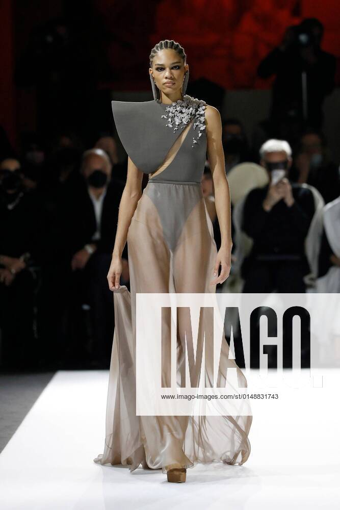 Haute Couture-Woche in Paris, Stephane Rolland Modenschau (220126) -- PARIS, Jan. 26, 2022 -- A model presents a creation of Stephane Rolland s Spring Summer 2022 Haute Couture collections during Paris Fashion Week in Paris, France, Jan. 25, 2022. (Photo by Xinhua) FRANCE-PARIS-FASHION WEEK-STEPHANE ROLLAND PieroxBiasion