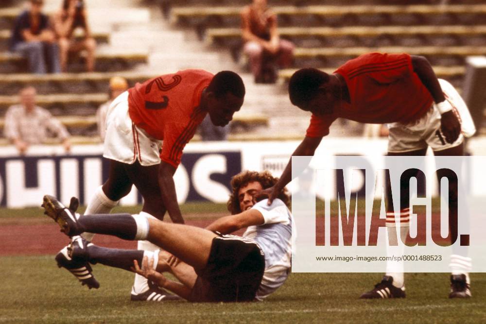 Enrique Wolff (Mitte, Argentinien) liegt verletzt am Boden, Wilfred Louis (li.) und Serge Racine (beide Haiti) entschuldigen sich artig Fußball WM Herren Weltmeisterschaft 1974, Nationalmannschaft, Nationalteam, Nationaltrikot, Länderspiel, Gruppe München