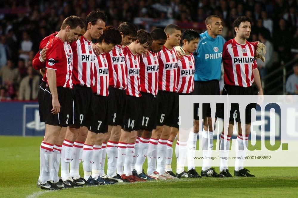 PSV Eindhoven bei der Schweigeminute für den verstorbenen Papst v.li.: Andre Ooijer, Alex, Jan Vennegoor of Hesselink, Ji Sung Park, Phillip Cocu, Johann Vogel, Jefferson Farfan, Wilfred Bouma, Young Pyo Lee, Torwart Heurelho Gomes, Mark van Bommel Fußball EC 1 Herren Champions League 2004 2005, Viertelfinale, PSV Eindhoven, Totale Lyon Ruhe,