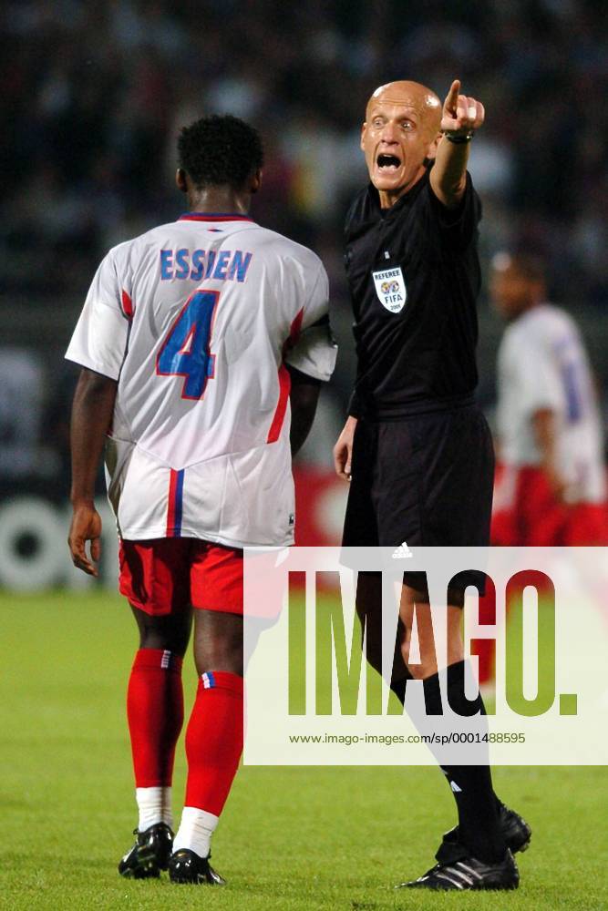 Schiedsrichter Pierluigi Collina (Italien) gibt aufgebracht Anweisungen, während Mickael Essien (Lyon) an ihm vorbei schleicht Fußball EC 1 Herren Champions League 2004 2005, Viertelfinale, Olympique Lyonnais, OL, Gruppe Lyon Wut,