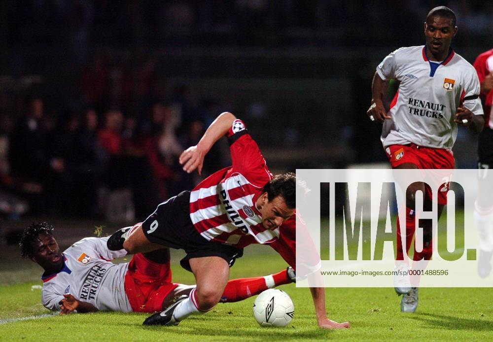 Jan Vennegoor of Hesselink (re., Eindhoven) wird von Mahamadou Diarra zu Fall gebracht, re. Eric Abidal (beide Lyon) Fußball EC 1 Herren Champions League 2004 2005, Viertelfinale, Olympique Lyonnais - PSV Eindhoven 1:1, OL, Gruppe Lyon Dynamik,