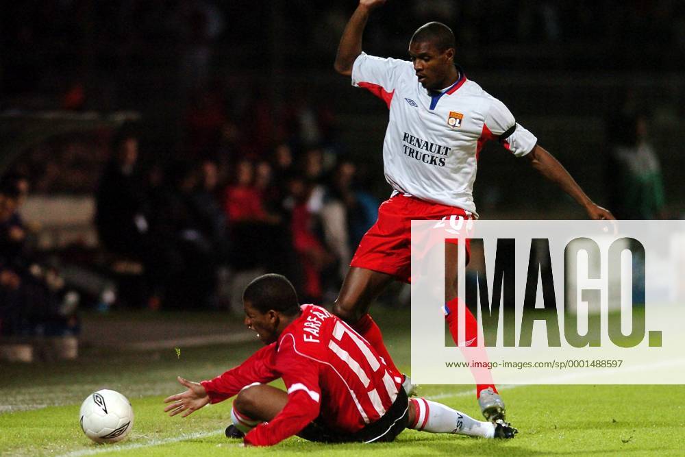 Eric Abidal (re., Lyon) gegen Jefferson Farfan (Eindhoven) Fußball EC 1 Herren Champions League 2004 2005, Viertelfinale, Olympique Lyonnais - PSV Eindhoven 1:1, OL, Gruppe Lyon