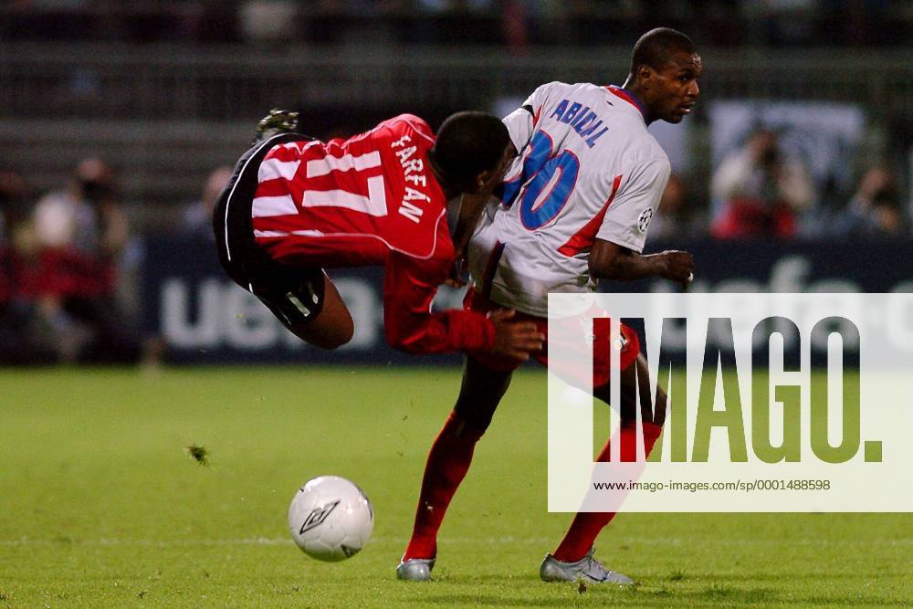 Eric Abidal (re., Lyon) gegen Jefferson Farfan (Eindhoven) Fußball EC 1 Herren Champions League 2004 2005, Viertelfinale, Olympique Lyonnais - PSV Eindhoven 1:1, OL, Gruppe Lyon Dynamik, Höhe, Kampf,