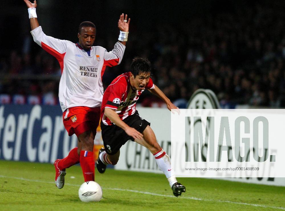 Young Pyo Lee (re., Eindhoven) gegen Sidney Govou (Lyon) Fußball EC 1 Herren Champions League 2004 2005, Viertelfinale, Olympique Lyonnais - PSV Eindhoven 1:1, OL, Gruppe Lyon Dynamik,