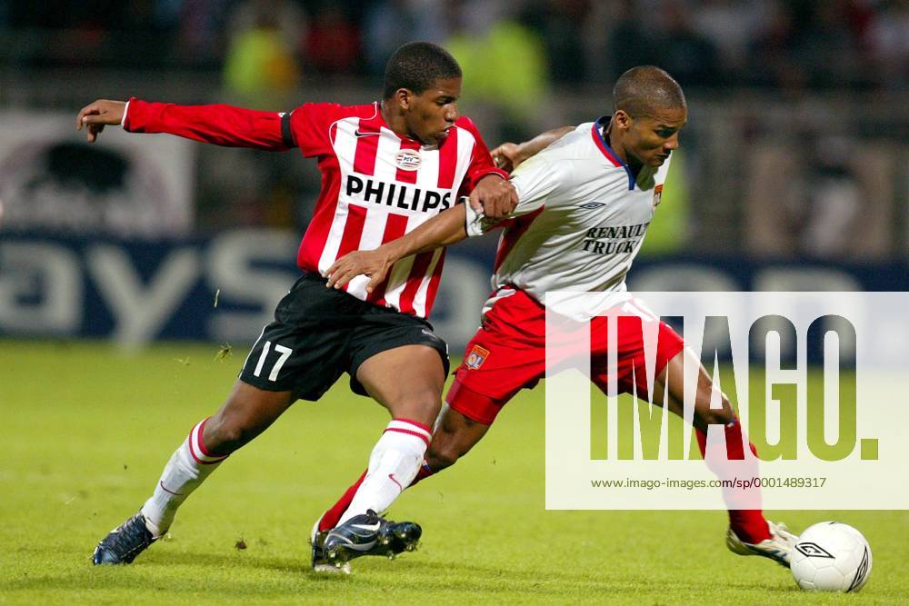 Florent Malouda (Lyon, re.) gegen Jefferson Farfan (Eindhoven) Fußball EC 1 Herren Champions League 2004 2005, Viertelfinale, Olympique Lyonnais - PSV Eindhoven 1:1, OL Gruppe pan8861 Lyon Dynamik,