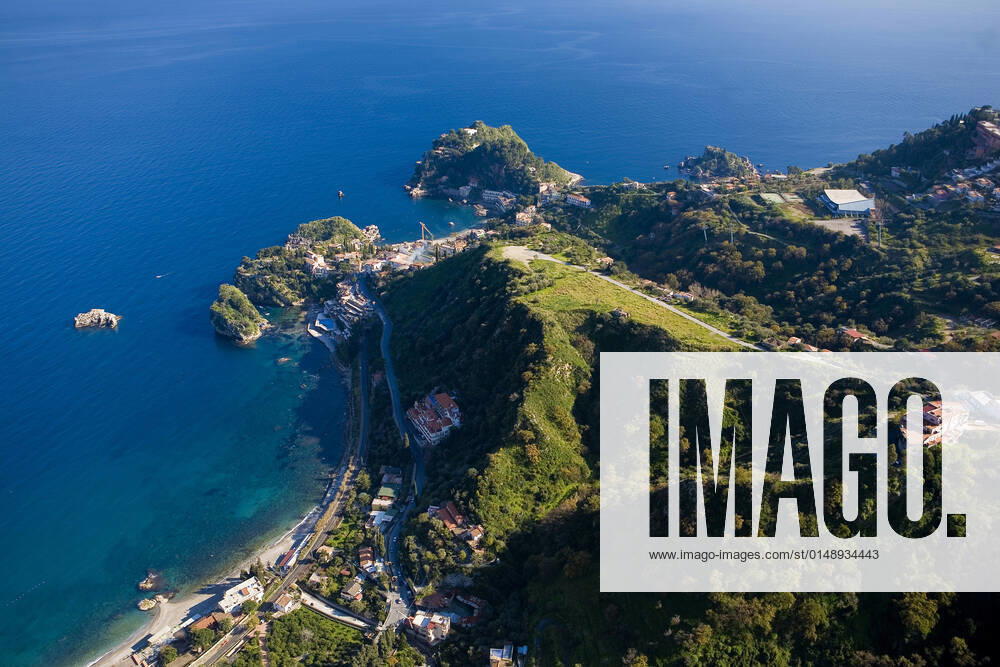 Vista aerea del Mar Ionio e Isola Bella, Taormina, Messina, Sicilia, Italia, Europa FedericoMeneghetti Reda&Co 1028_14_FME4768