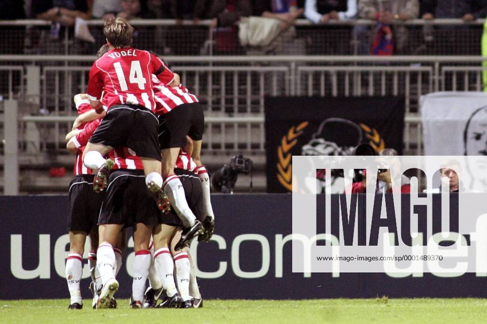 Torjubel Eindhoven vor einer Werbebande der UEFA Fußball EC 1 Herren Champions League 2004 2005, Viertelfinale, PSV Eindhoven Gruppe pan8859 Lyon Freude,