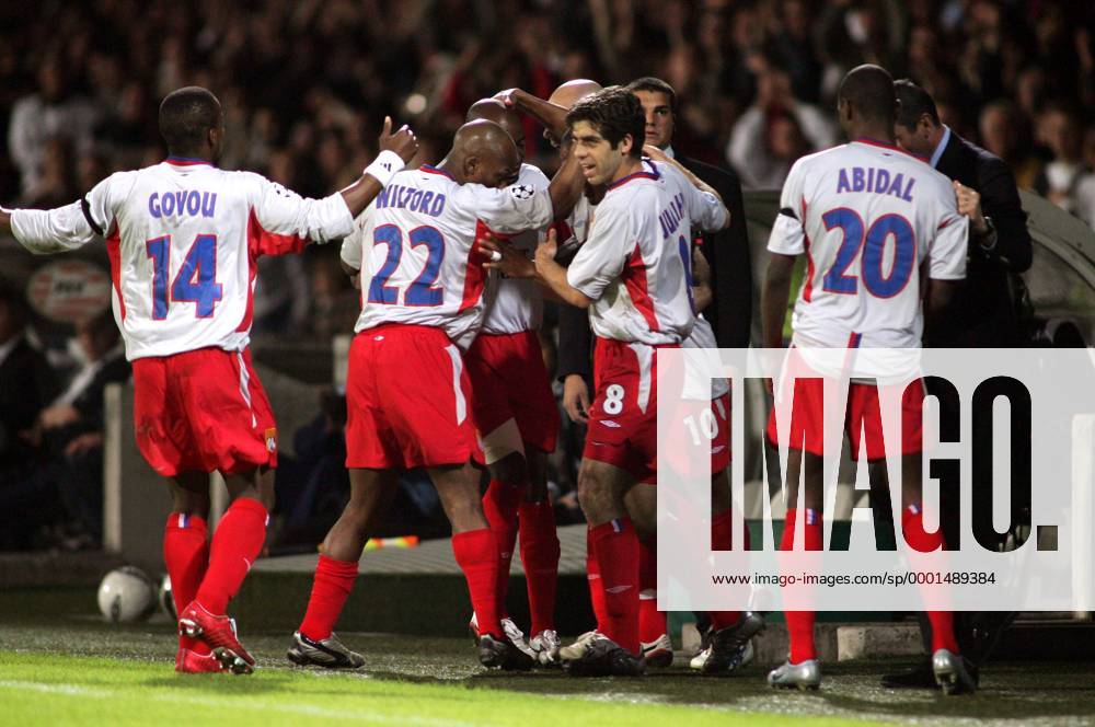 Torjubel Lyon - u.a. Juninho (2.v.re.) Fußball EC 1 Herren Champions League 2004 2005, Viertelfinale, Olympique Lyonnais, OL Gruppe pan8859 Lyon Freude,