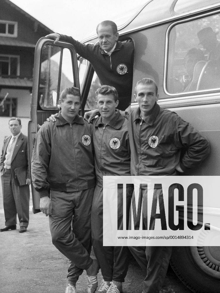DFB Lehrgang in München Grünwald, 1957, Ausflug nach Tirol,-- Sepp Herberger mit seinen Weltmeistern Helmut Rahn, Hans Schäfer und Horst Eckel