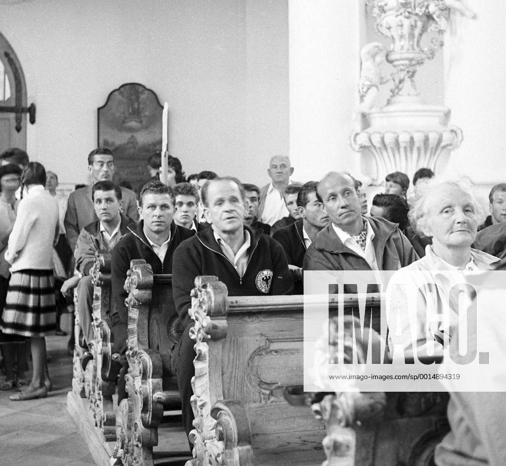 DFB Lehrgang in München Grünwald, 1957, Ausflug nach Tirol,-- Sepp Herberger mit Helmut Schön und Georg Gawliczek in der Wieskirche in Steingarden