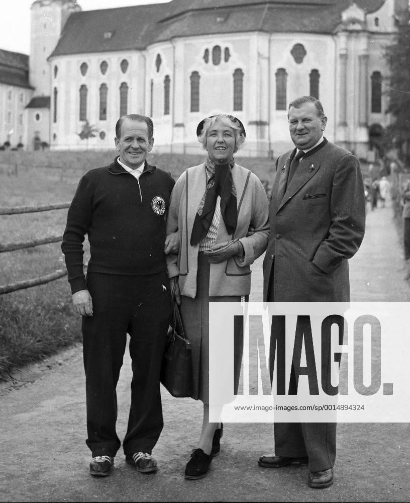 DFB Lehrgang in München Grünwald, 1957, Ausflug nach Tirol,-- Sepp Herberger mit Hans Huber (DFB) und dessen Gattin vor der Wieskirche in Steingarden