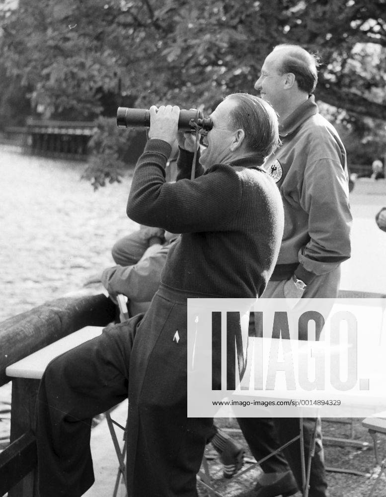 DFB Lehrgang in München Grünwald, 1957, Ausflug nach Tirol,-- Blick ins Fernrohr,Sepp Herberger und Helmut Schön
