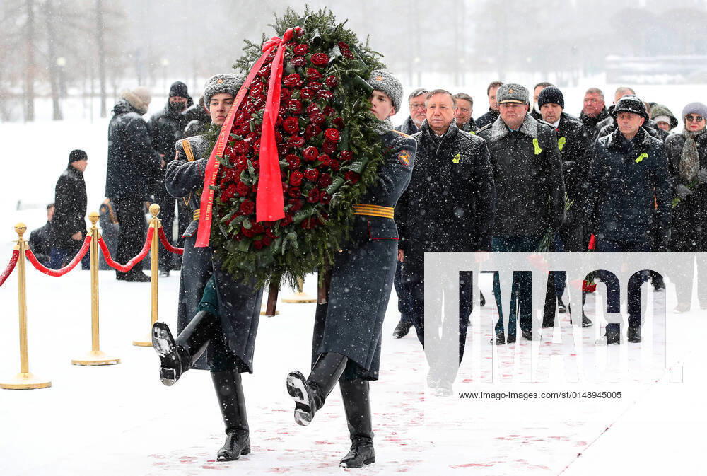 KW04 ST PETERSBURG, RUSSIA – JANUARY 27, 2022: St Petersburg Governor Alexander Beglov (C) lays flowers at the Motherland monument at the Piskaryovskoye Memorial Cemetery to mark the 78th anniversary of the end of Leningrad Siege. The 872-day Siege of Leningrad began on 8 September 1941 and was lifted on 27 January 1944. Alexander Demianchuk TASS TS120527