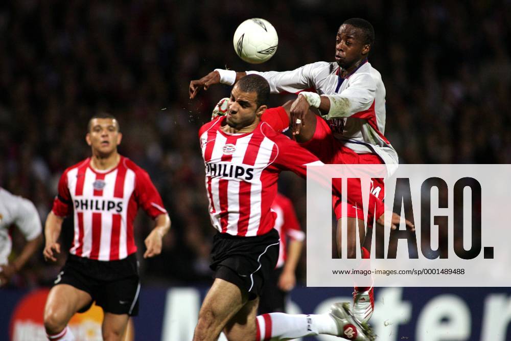 Alex (Eindhoven, li.) gegen Sidney Govou (Lyon) Fußball EC 1 Herren Champions League 2004 2005, Viertelfinale, Olympique Lyonnais - PSV Eindhoven 1:1, OL Gruppe pan8859 Lyon Dynamik,