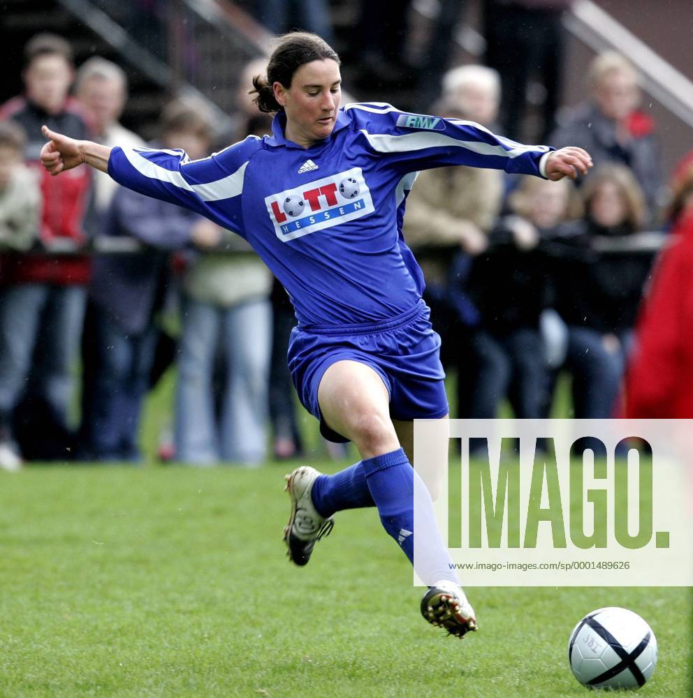 Birgit Prinz (FFC Frankfurt) zieht ab Fußball 1. BL Damen DFB Pokal 2004 2005, Pokalspiel, Halbfinale, Frauen, Frauenfußball, 1. FFC Frankfurt Einzelbild Freiburg Dynamik