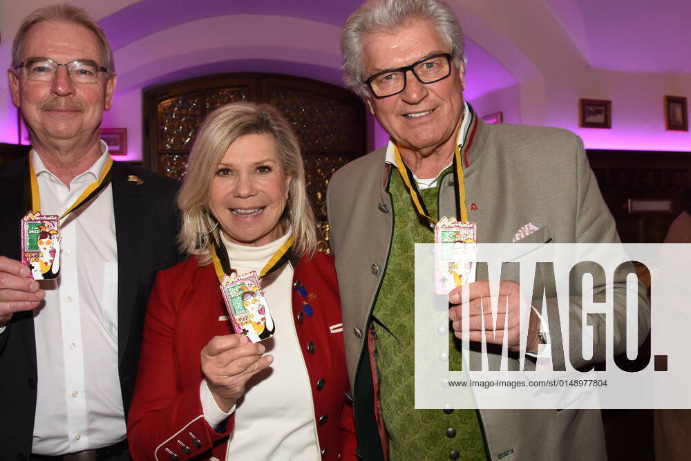Alexander Reissl City Council Marianne Michael Hartl Volkssaenger Munich 27 01 2022 Ratskeller Narrhalla Faschingsorden Praesendation Munich