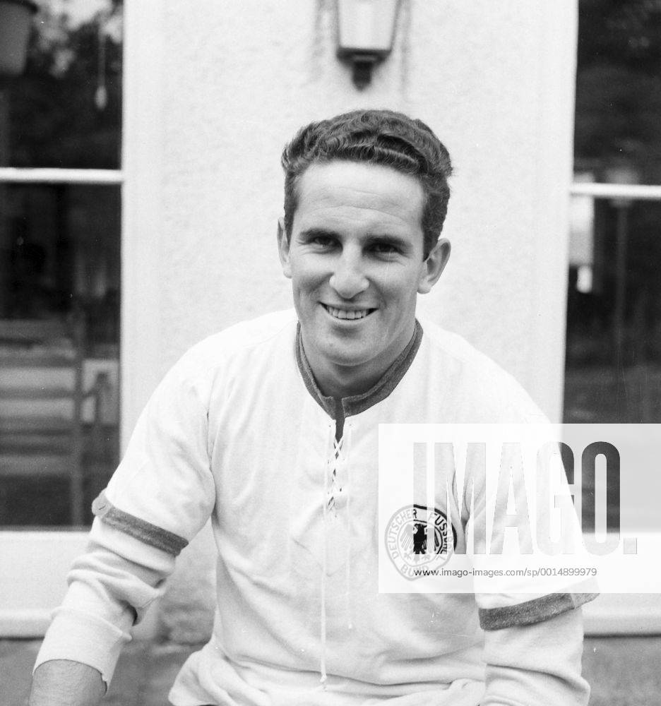 DFB Lehrgang in München Grünwald, 1957, Ferdinand Börstler München 1860 Portrait im National Trikot