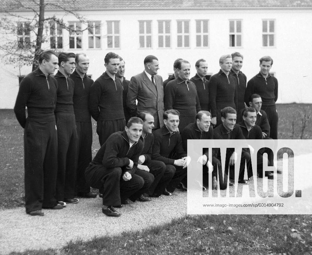 DFB Lehrgang in München Grünwald, 1951 Vorbereitung auf das Länderspiel gegen Schweiz 15.04.1951-- Das Deutsche Aufgebot, oben vl:Posipal, X, Baumann, Burdenski, Steitle (verdeckt), Hans Huber (DFB), Sepp Herberger, Mebus, Gerritzen, Turek und Herkenrath. unten vl: Ottmar Walter, Kohlmeyer, Klodt, Barufka, X, Fritz Walter,X.