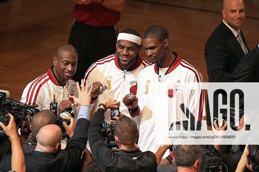 Oct. 29, 2013 - Miami, FL, USA - From left, the Miami Heat s Dwyane Wade, LeBron James and Chris Bosh display their NBA Basketball Herren USA championship rings during a ceremony before the season opener at AmericanAirlines Arena in Miami, Florida, on Tuesday, October 29, 2013. - ZUMAm67