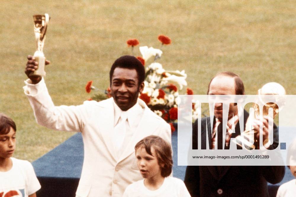 Uwe Seeler, 85. Geburtstag am 5. November Pele (li., Brasilien) präsentiert den Coupe Jules Rimet, der vom FIFA World Cup, präsentiert von Uwe Seeler (BR Deutschland), als Weltmeisterpokal abgelöst wird Fußball WM Herren Weltmeisterschaft 1974, Eröffnung, Eröffnungsfeier, Eröffnungsveranstaltung, Gruppe Frankfurt M.