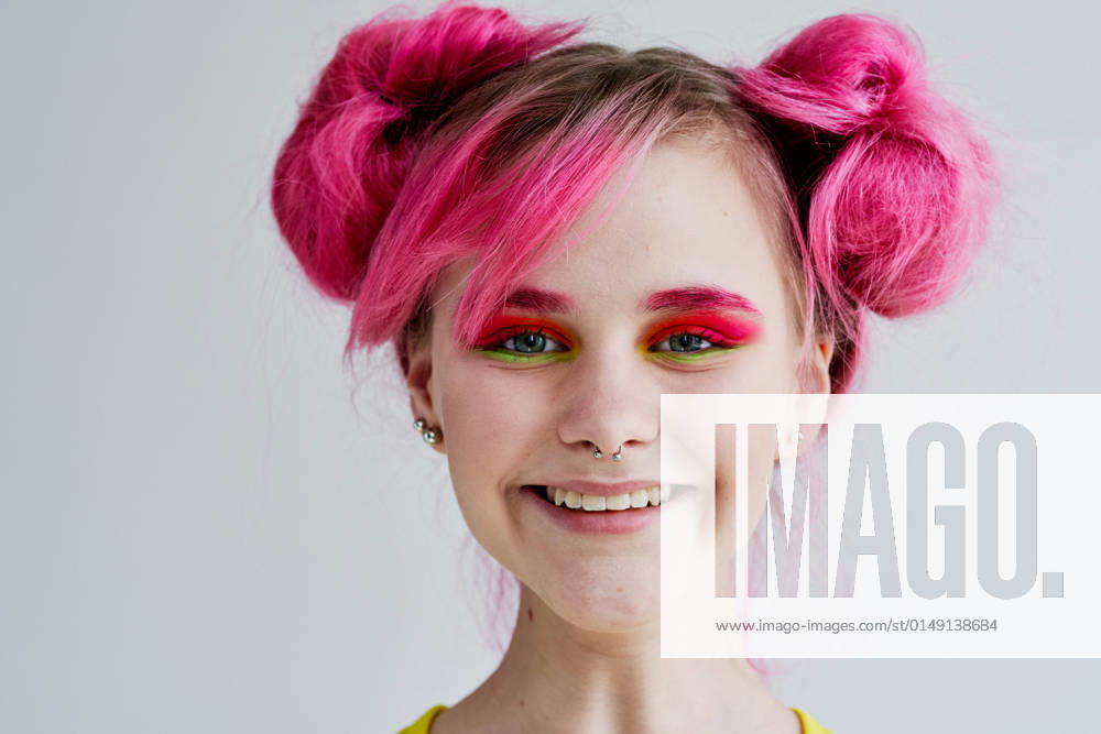 IMAGO Creative, Lifestyle, Barbiecore IMAGO Creative: Neue Frühlingsmode cheerful woman bright makeup posing poster stylish clothing cheerful woman bright makeup posing poster stylish clothing. High quality photo
