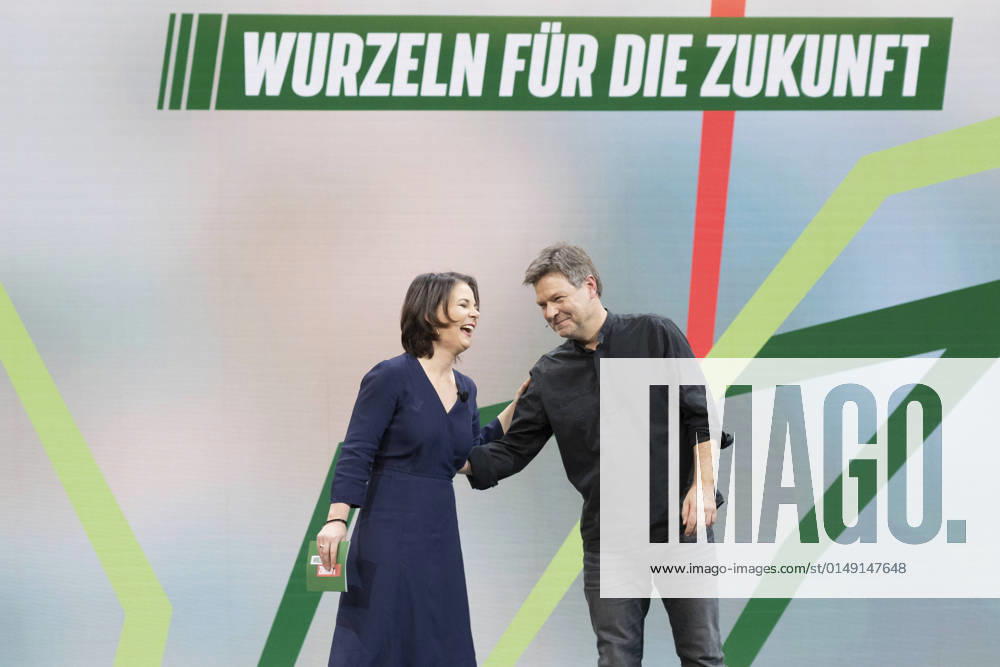 Digitale Bundesdelegiertenkonferenz von BÜNDNIS 90 DIE GRÜNEN 2022 in Berlin - Die beiden scheidenden Parteivorsitzenden Annalena Baerbock und Robert Habeck halten eine gemeinsame Rede auf dem Parteitag;Digitale Bundesdelegiertenkonferenz von BÜNDNIS 90 DIE GRÜNEN 2022 in Berlin - Die beiden scheidenden Parteivorsitzenden Annalena Baerbock und Robert Habeck halten eine gemeinsame Rede auf dem Parteitag,