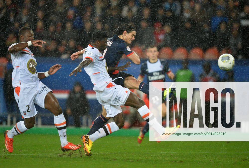 Edinson Cavani (psg) - Bruno Ecuele Manga (lor) Paris St Germain PSG vs FC Lorient - Ligue 1 - 01 11 2013 AnthonyBIBARD FEP Panoramic