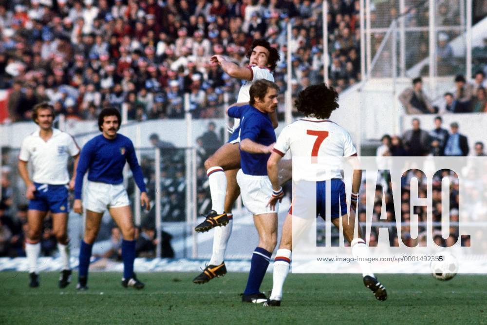 Romeo Benetti (Italien, 2.v.re.) gegen Kevin Keegan (England, re.) Fußball Länderspiel Herren Weltmeisterschaftsqualifikation 1976, Nationalmannschaft, Nationalteam, Nationaltrikot, Länderspiel Gruppe Qualifikation Rom
