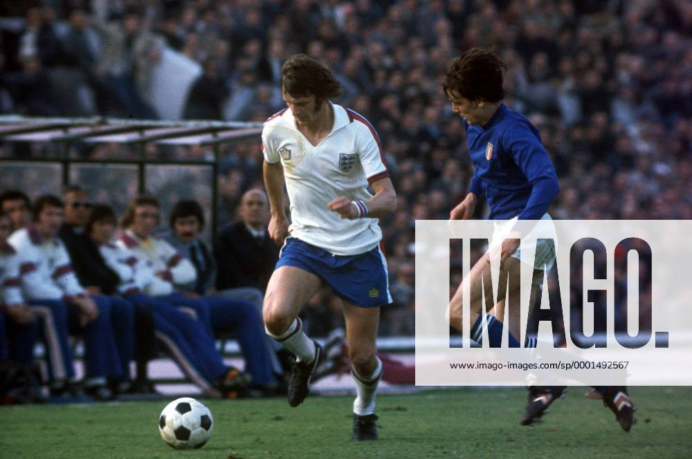 Mick Channon (England, li.) gegen Marco Tardelli (Italien) Fußball Länderspiel Herren Weltmeisterschaftsqualifikation 1976, Nationalmannschaft, Nationalteam, Nationaltrikot, Länderspiel Gruppe Qualifikation Rom Dynamik,