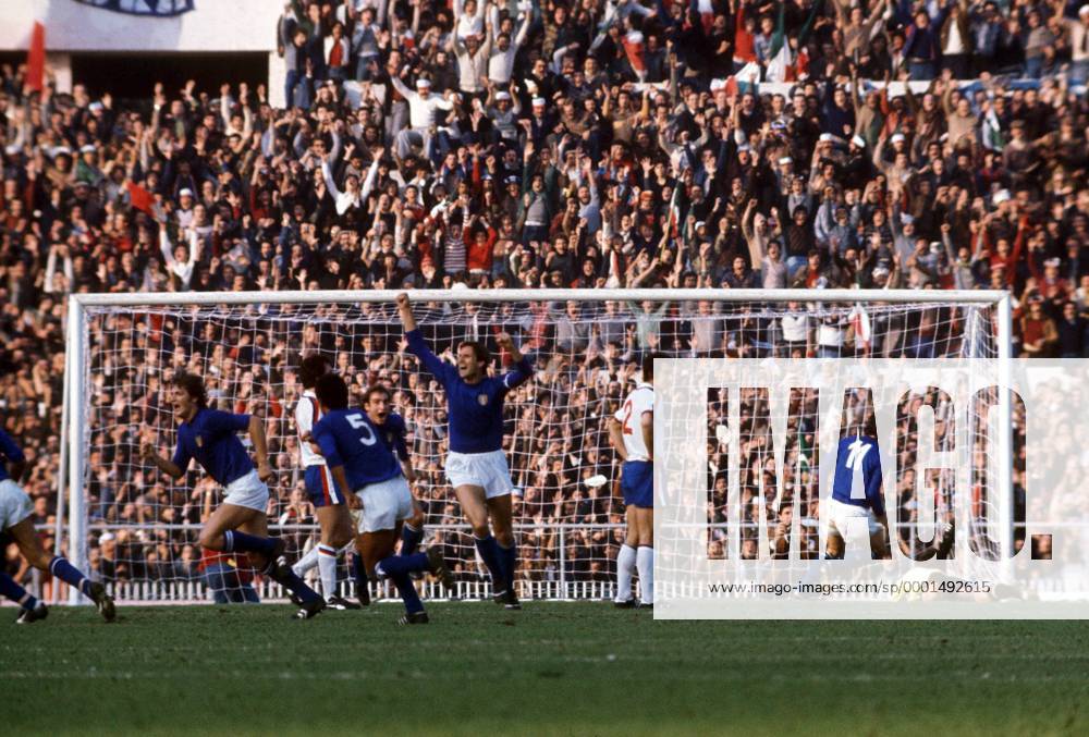 Giancarlo Antognoni (li.) hat zum 1:0 getroffen, Giacinto Facchetti (Italien, Mitte) jubelt, Dave Clement (3.v.re.) ist enttäuscht, Torwart Ray Clemence (beide England) liegt geschlagen am Boden Fußball Länderspiel Herren Weltmeisterschaftsqualifikation 1976, Nationalmannschaft, Nationalteam, Nationaltrikot, Länderspiel Totale Qualifikation Rom