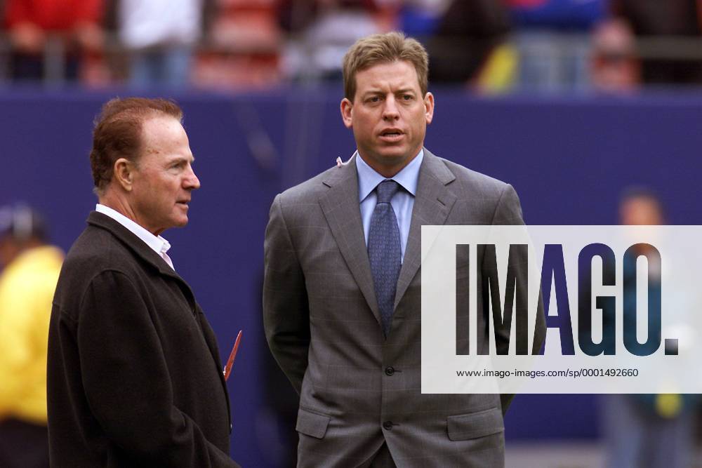 Die Footballegenden Frank Gifford (li.) und Troy Aikman (beide USA) - (Icon5810621) American Football Herren NFL 2001 2004, Vdig Gruppe East Rutherford