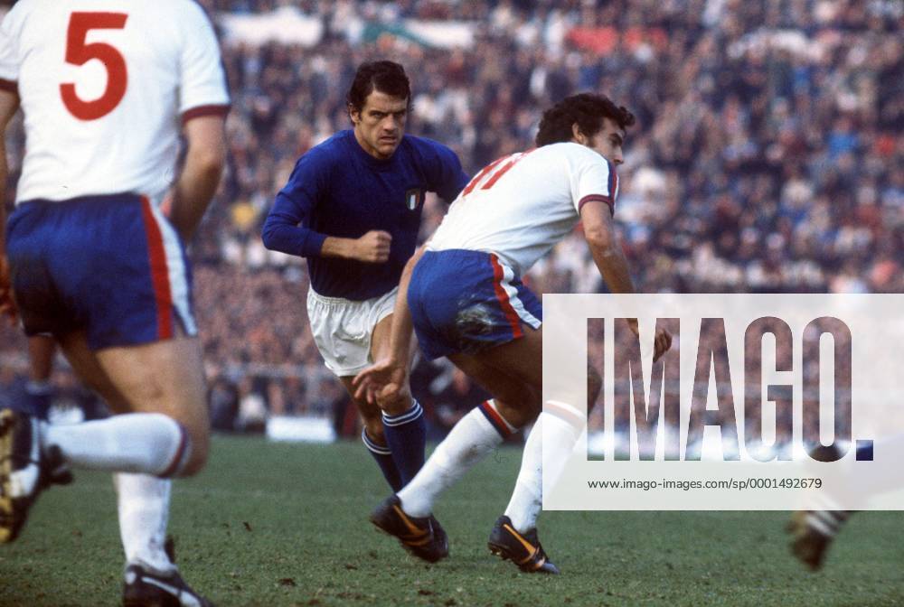 Trevor Brooking (England, re.) gegen Fabio Capello (Italien) Fußball Länderspiel Herren Weltmeisterschaftsqualifikation 1976, Nationalmannschaft, Nationalteam, Nationaltrikot, Länderspiel Gruppe Qualifikation Rom