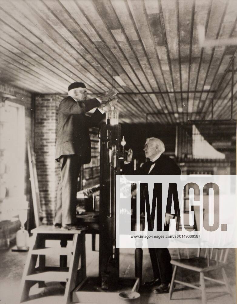 Altes schwarz-weiß Foto, Thomas Edison and Jehr Nachstellung der Evakuierung einer experimentellen Glühbirne, 1929, Fort Myers, Florida, USA, Nordamerika
