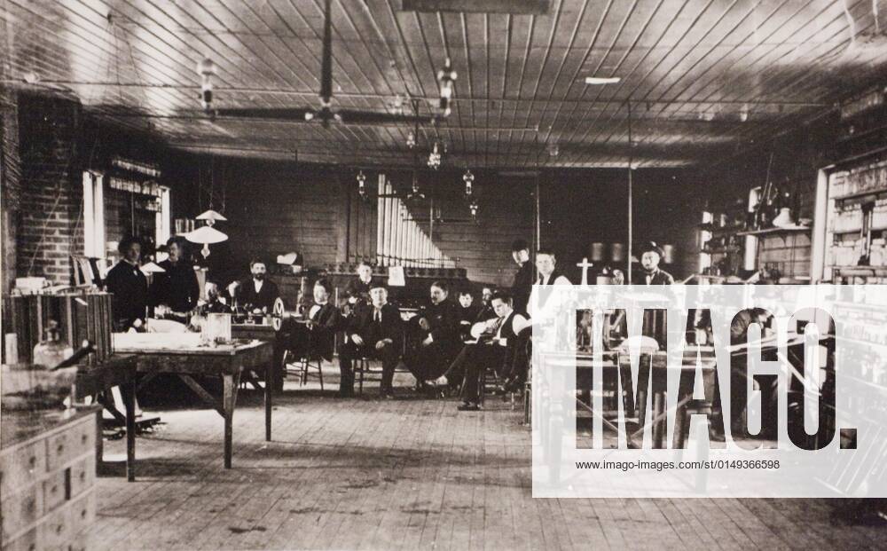 Altes schwarz-weiß Foto, Thomas Edison, Menlo Park laboratory Labor mit elektrischer Beleuchtung,, 1880, Fort Myers, Florida, USA, Nordamerika