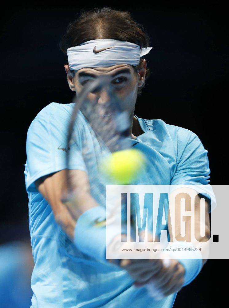 Rafael Nadal of Spain returns the ball during the Singles Group A match at the Barclays ATP Tennis Herren World Tour Finals in London, Britain, Nov. 5, 2013. (Xinhua Wang Lili) BRITAIN-LONDON-TENNIS-ATP FINALS-SINGLES-GROUP A-