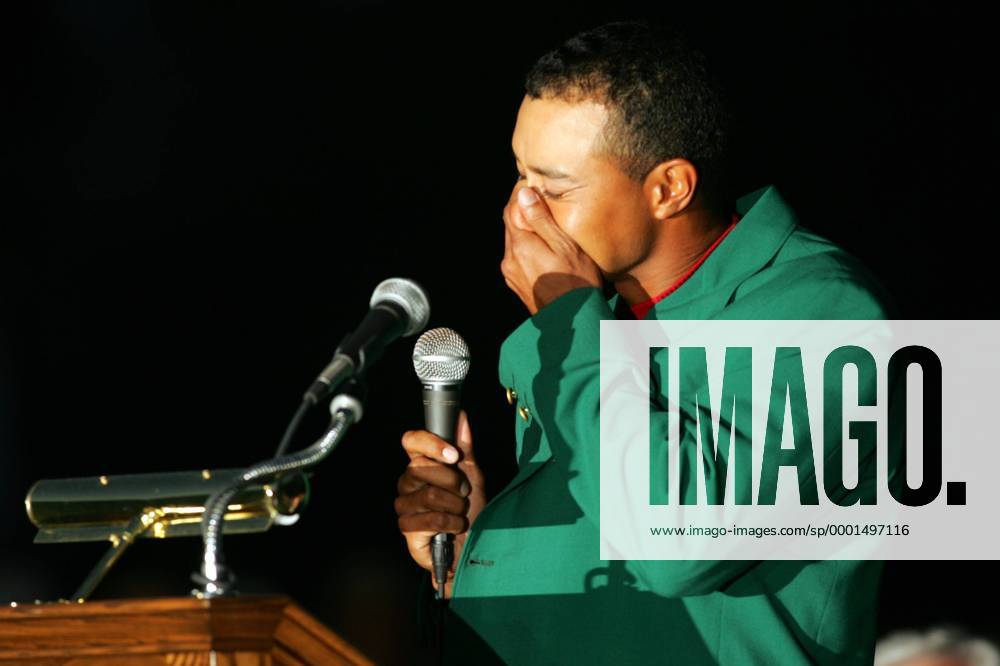 Eldrick Tiger Woods (USA) ringt während seiner Rede im grünen Sakko des Masterssiegers um Fassung - (Icon5937511) Golf Herren Masters 2005, PGA Tour, Golfen Einzelbild Augusta Glück, Freude, Begeisterung,